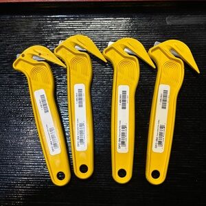Set of 4 Yellow Disposable Box Cutters